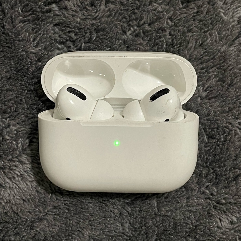 2nd Gen AirPod Pro w/ wireless charging